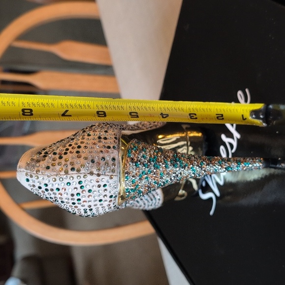 Elegant Gold and Silver High Heels - Picture 2 of 7